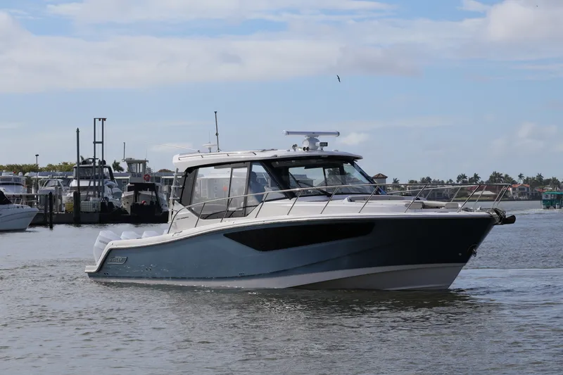 Slide: The Image of Boston Whaler 405 Conquest 2026 - 5