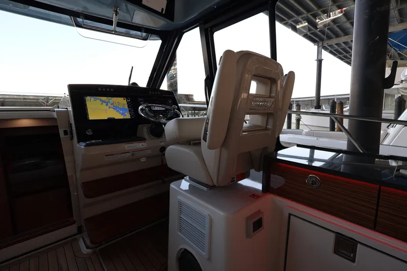Slide: The Image of Boston Whaler 405 Conquest 2026 - 50