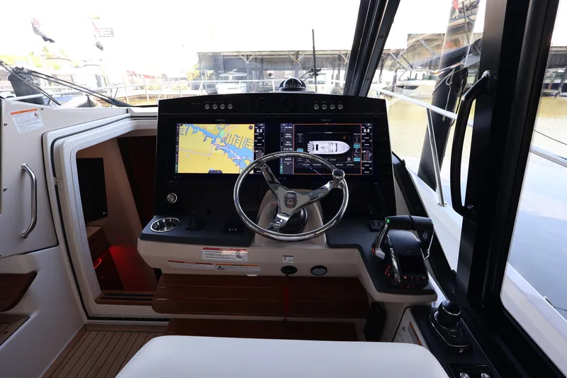 Slide: The Image of Boston Whaler 405 Conquest 2026 - 51