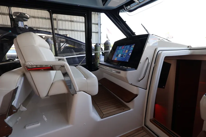 Slide: The Image of Boston Whaler 405 Conquest 2026 - 58