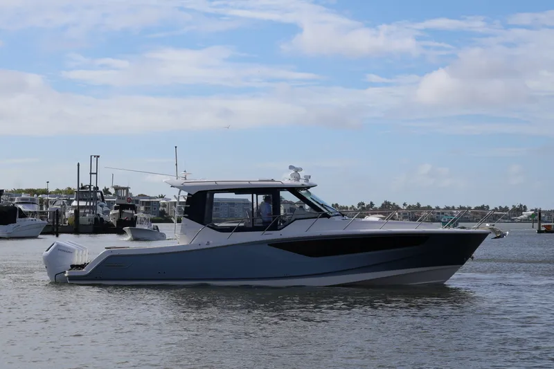 Slide: The Image of Boston Whaler 405 Conquest 2026 - 6