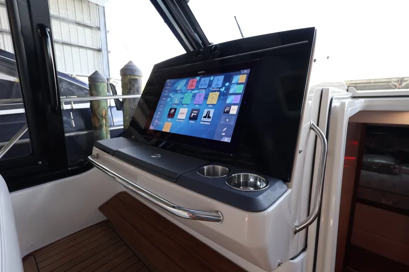 Slide: The Image of Boston Whaler 405 Conquest 2026 - 60