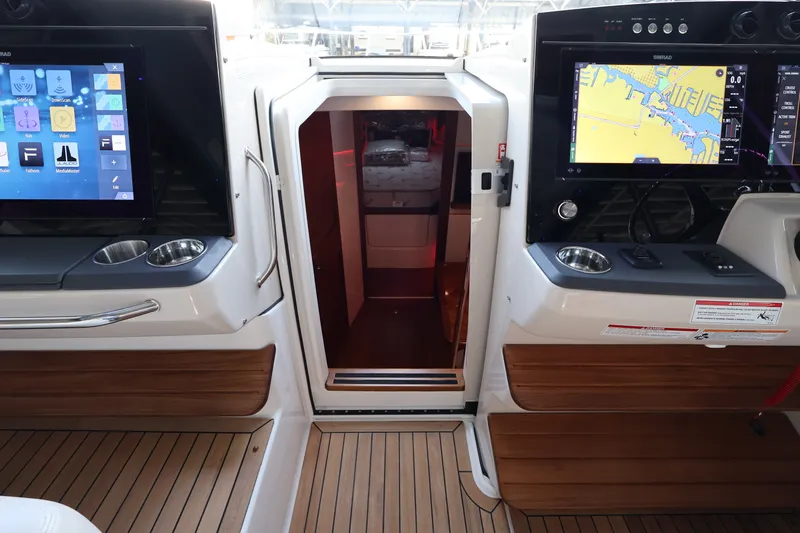 Slide: The Image of Boston Whaler 405 Conquest 2026 - 61