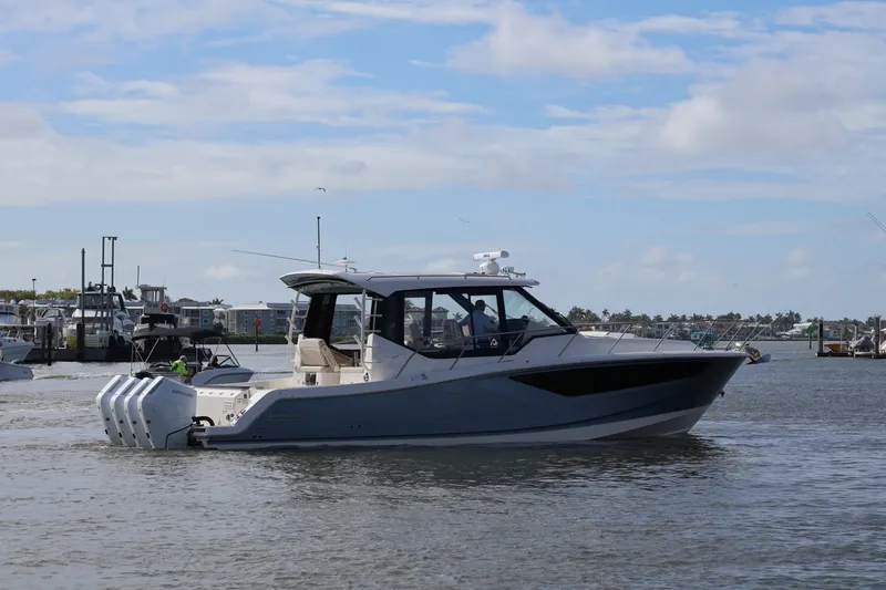 Slide: The Image of Boston Whaler 405 Conquest 2026 - 7