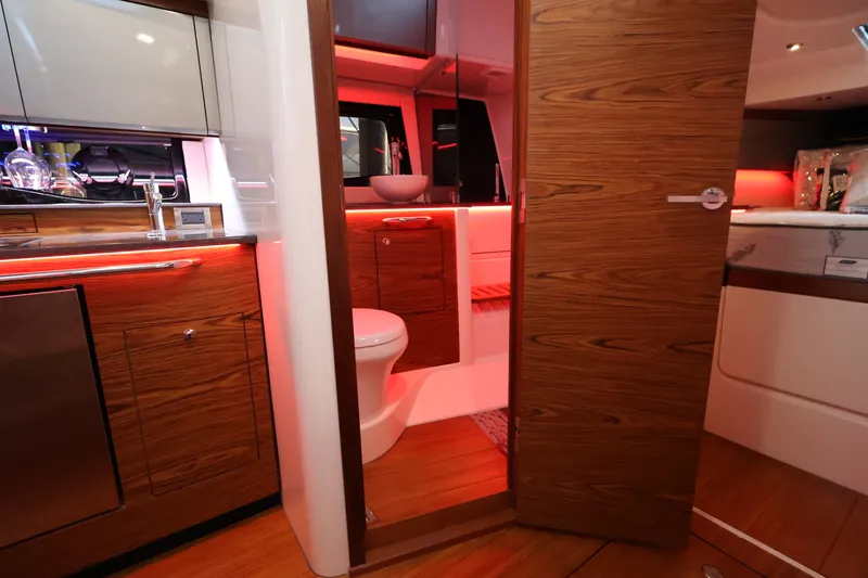 Slide: The Image of Boston Whaler 405 Conquest 2026 - 75
