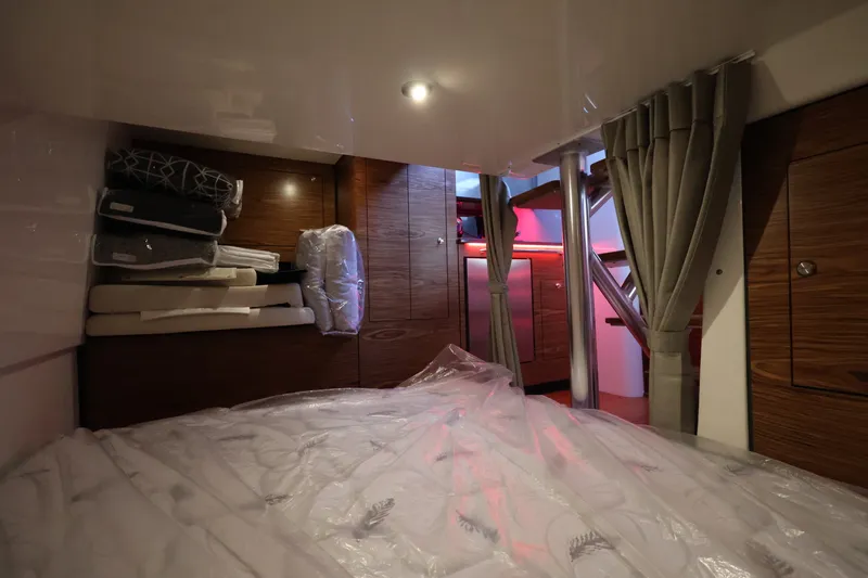 Slide: The Image of Boston Whaler 405 Conquest 2026 - 91