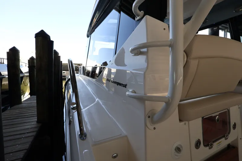 Slide: The Image of Boston Whaler 405 Conquest 2026 - 93