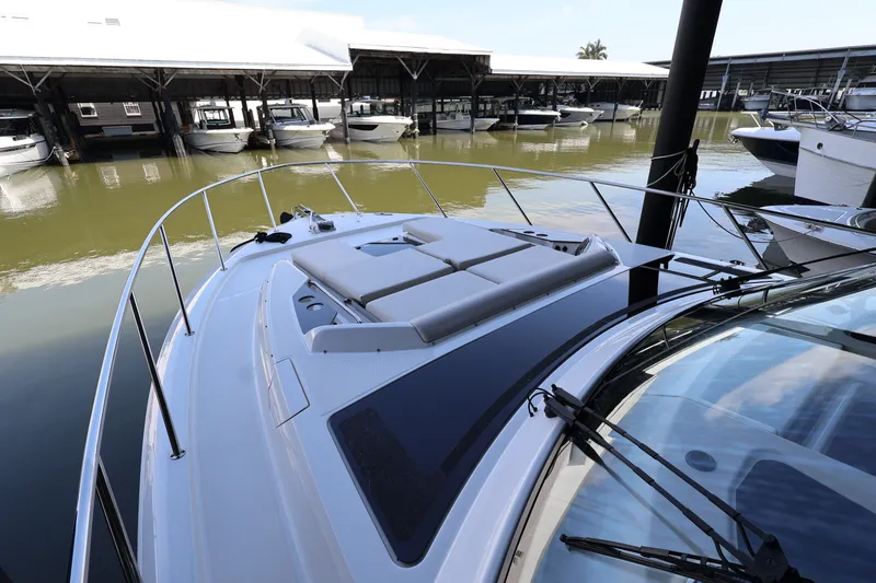 Slide: The Image of Boston Whaler 405 Conquest 2026 - 94