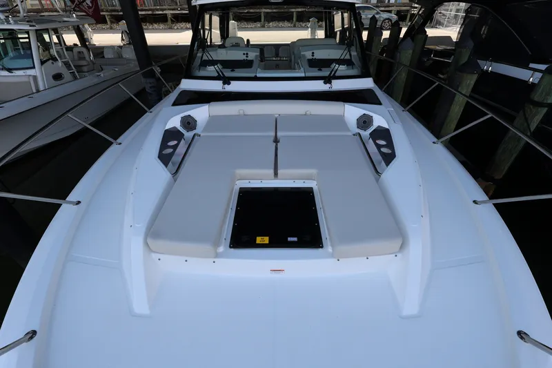 Slide: The Image of Boston Whaler 405 Conquest 2026 - 95