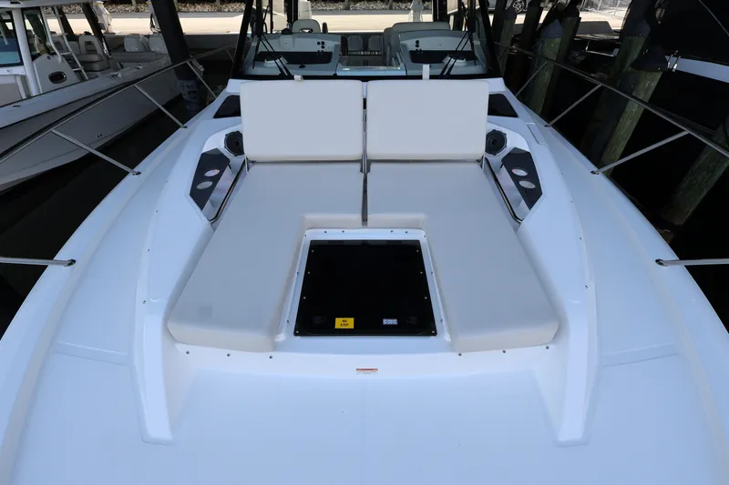 Slide: The Image of Boston Whaler 405 Conquest 2026 - 96