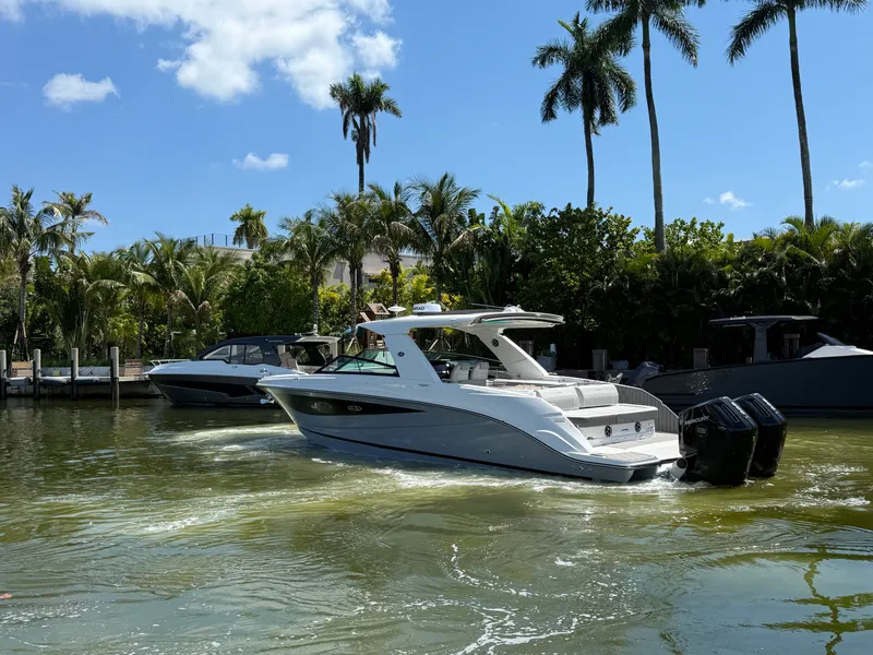 Slide: The Image of Sea Ray SLX 400 Outboard 2026 - 12
