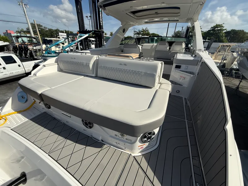 Slide: The Image of Sea Ray SLX 400 Outboard 2026 - 21