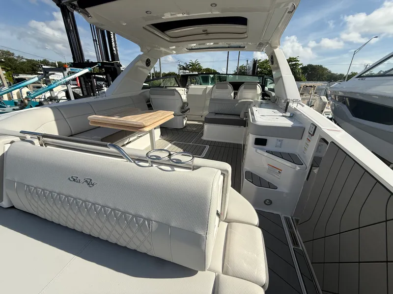 Slide: The Image of Sea Ray SLX 400 Outboard 2026 - 22