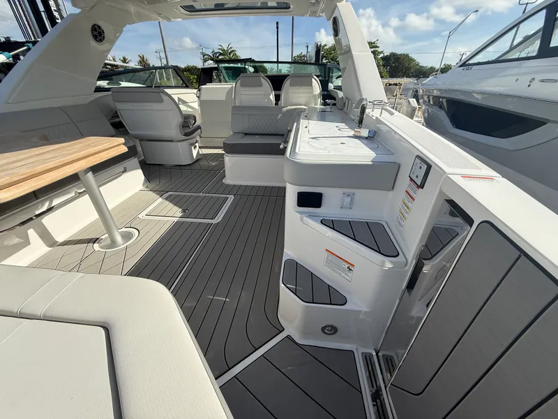 Slide: The Image of Sea Ray SLX 400 Outboard 2026 - 23
