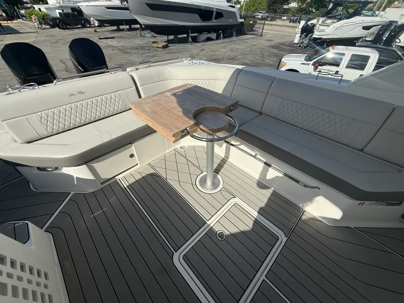 Slide: The Image of Sea Ray SLX 400 Outboard 2026 - 24