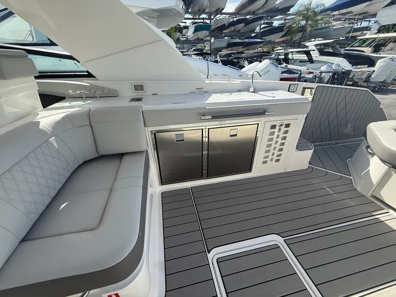 Slide: The Image of Sea Ray SLX 400 Outboard 2026 - 25