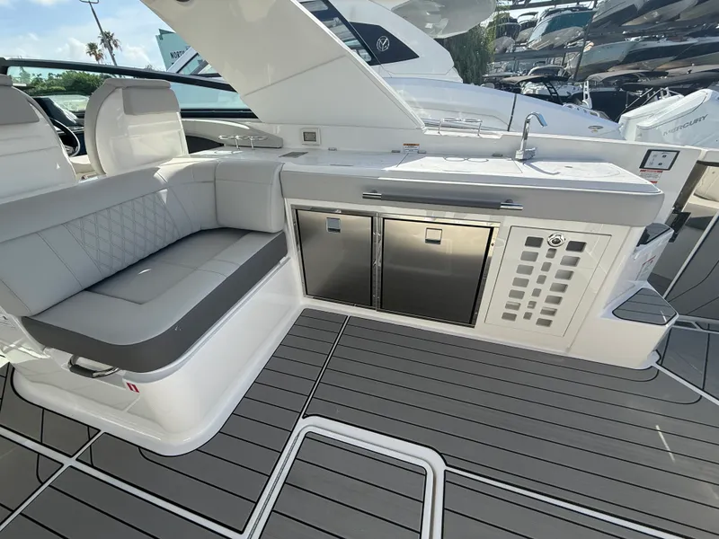 Slide: The Image of Sea Ray SLX 400 Outboard 2026 - 26
