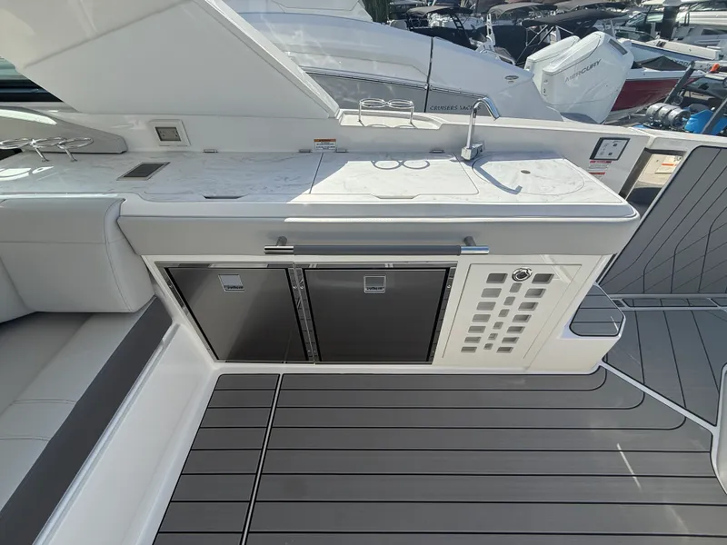 Slide: The Image of Sea Ray SLX 400 Outboard 2026 - 27