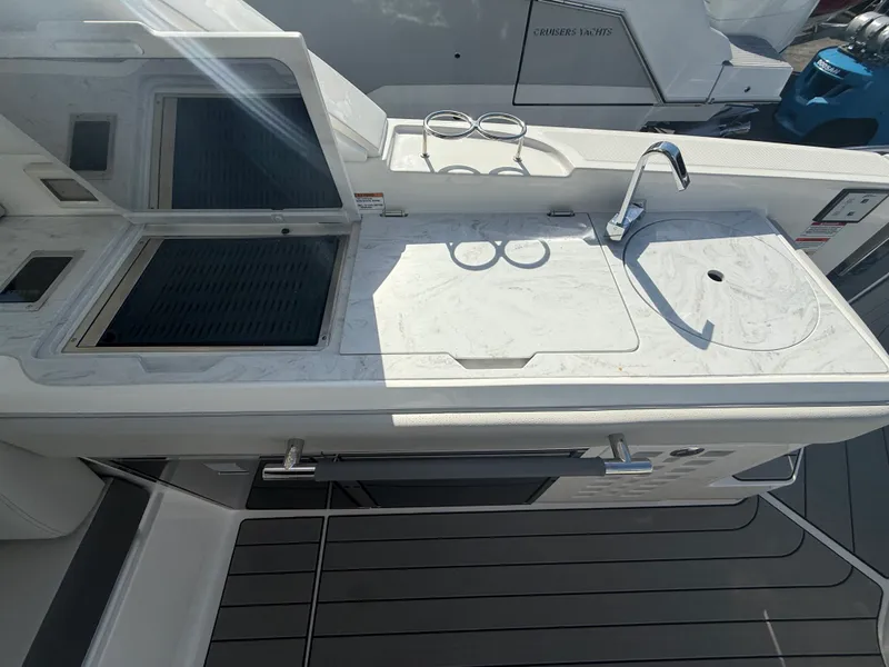 Slide: The Image of Sea Ray SLX 400 Outboard 2026 - 28