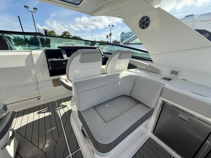 Slide: The Image of Sea Ray SLX 400 Outboard 2026 - 29
