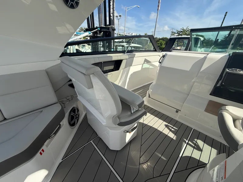 Slide: The Image of Sea Ray SLX 400 Outboard 2026 - 30