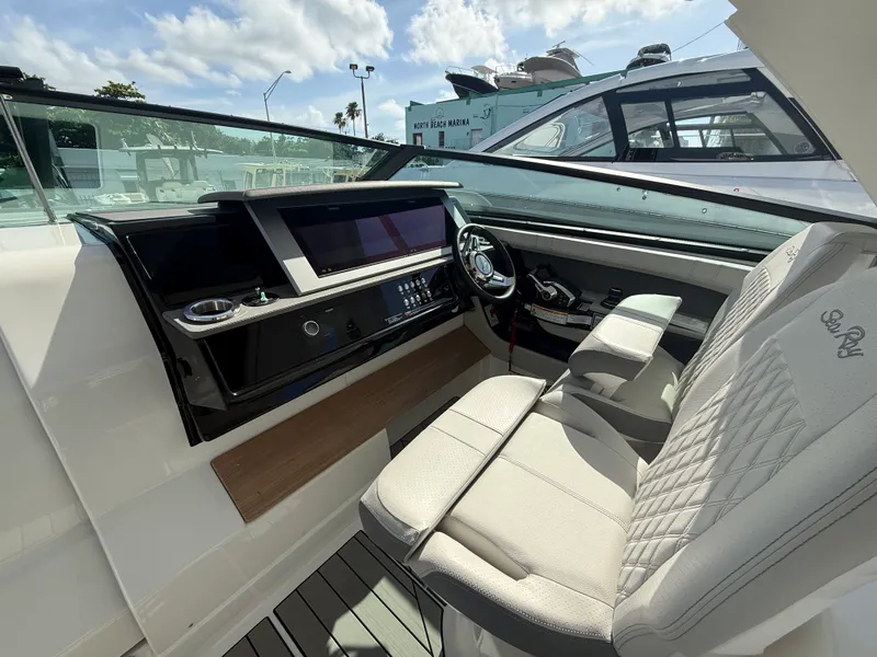 Slide: The Image of Sea Ray SLX 400 Outboard 2026 - 31