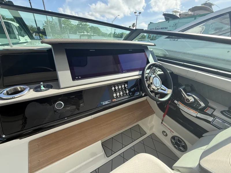 Slide: The Image of Sea Ray SLX 400 Outboard 2026 - 33