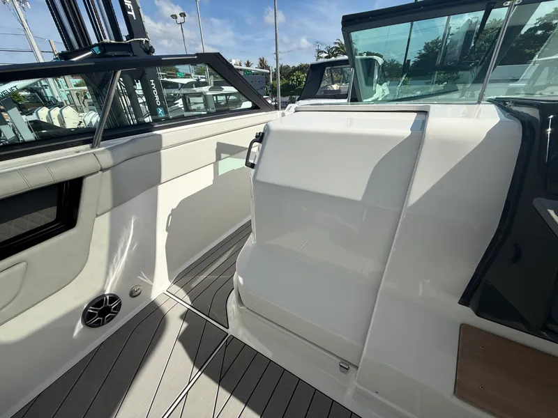 Slide: The Image of Sea Ray SLX 400 Outboard 2026 - 34
