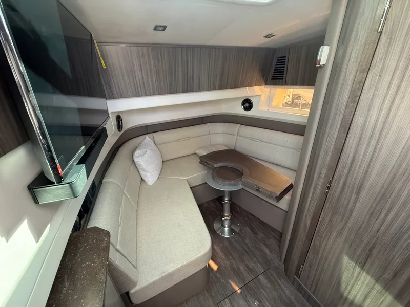 Slide: The Image of Sea Ray SLX 400 Outboard 2026 - 36