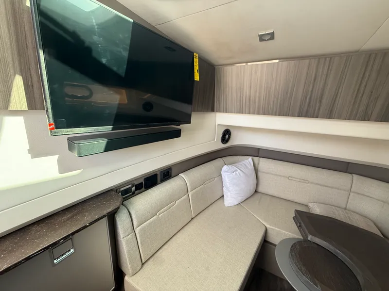 Slide: The Image of Sea Ray SLX 400 Outboard 2026 - 37