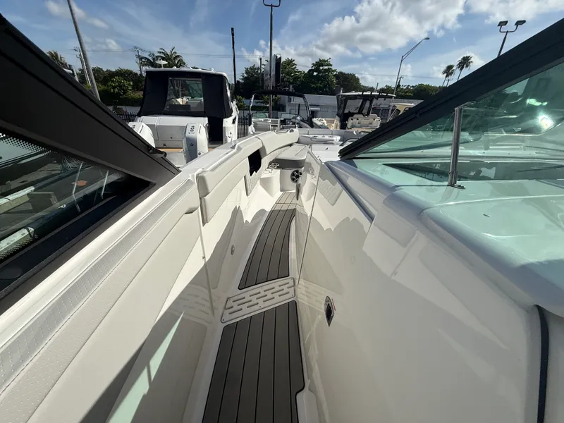 Slide: The Image of Sea Ray SLX 400 Outboard 2026 - 41