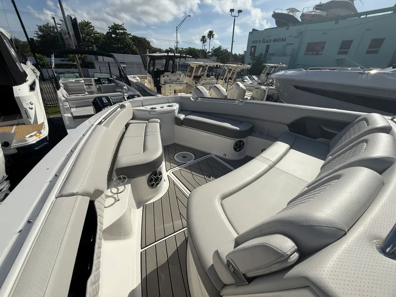 Slide: The Image of Sea Ray SLX 400 Outboard 2026 - 42