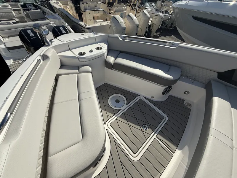 Slide: The Image of Sea Ray SLX 400 Outboard 2026 - 43