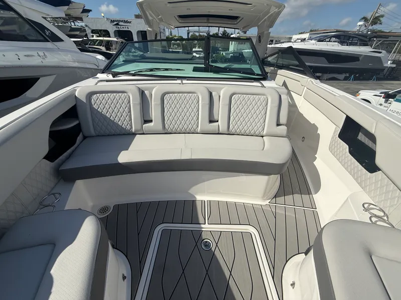 Slide: The Image of Sea Ray SLX 400 Outboard 2026 - 44