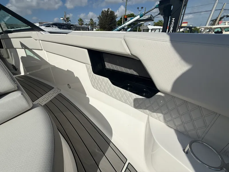 Slide: The Image of Sea Ray SLX 400 Outboard 2026 - 46