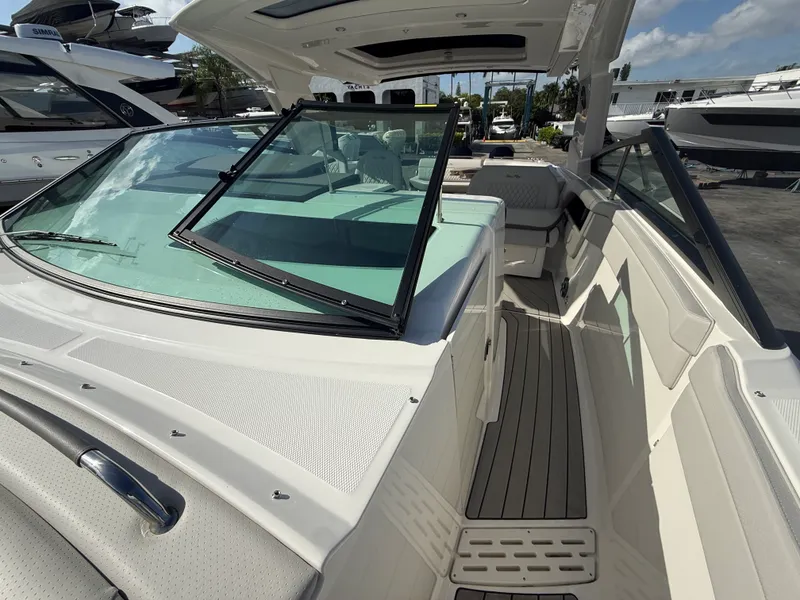 Slide: The Image of Sea Ray SLX 400 Outboard 2026 - 47