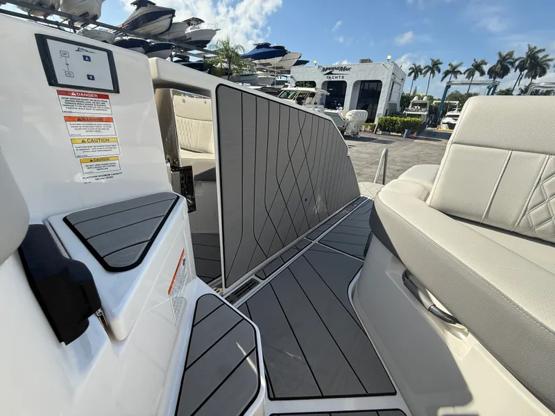 Slide: The Image of Sea Ray SLX 400 Outboard 2026 - 49