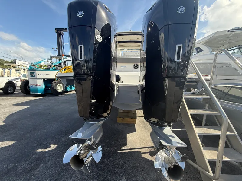 Slide: The Image of Sea Ray SLX 400 Outboard 2026 - 50