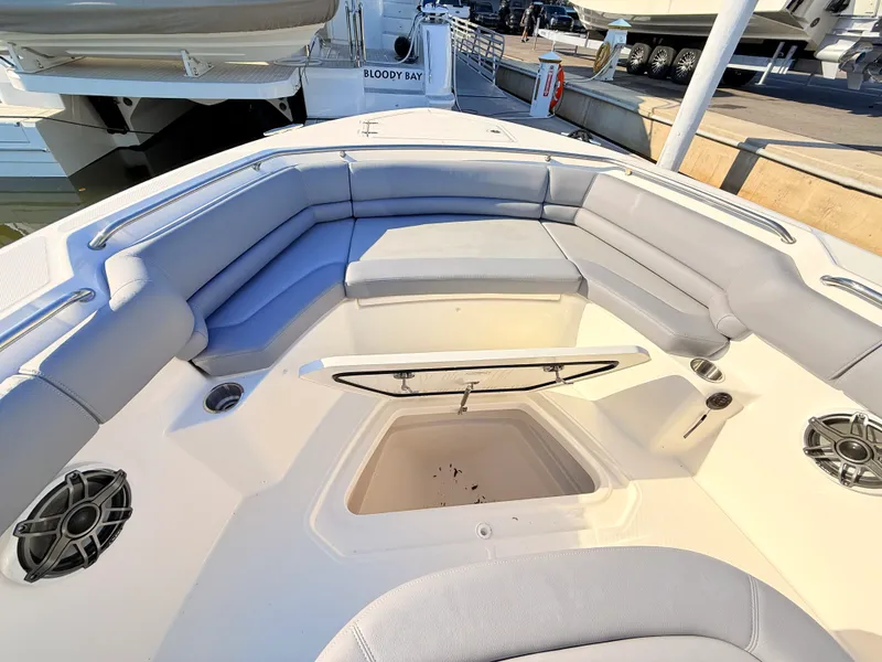 Slide: The Image of Boston Whaler 330 Outrage 2026 - 22