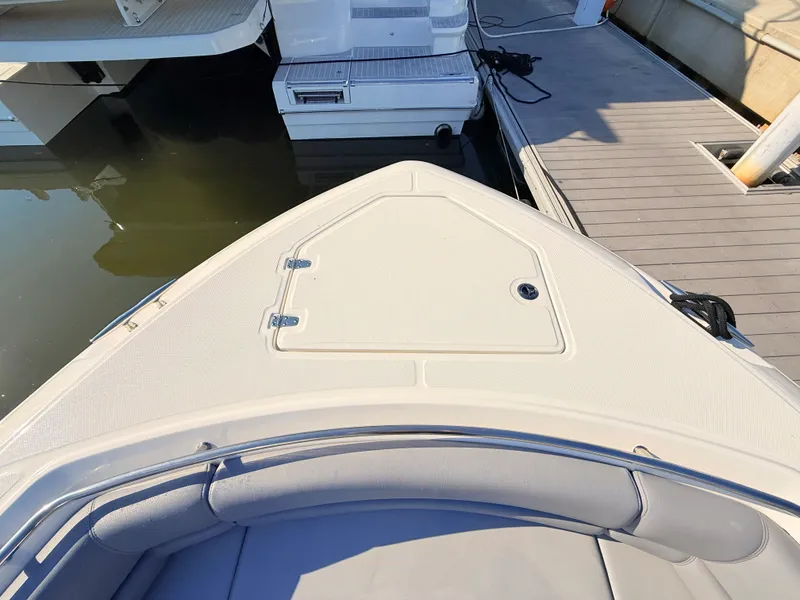 Slide: The Image of Boston Whaler 330 Outrage 2026 - 23
