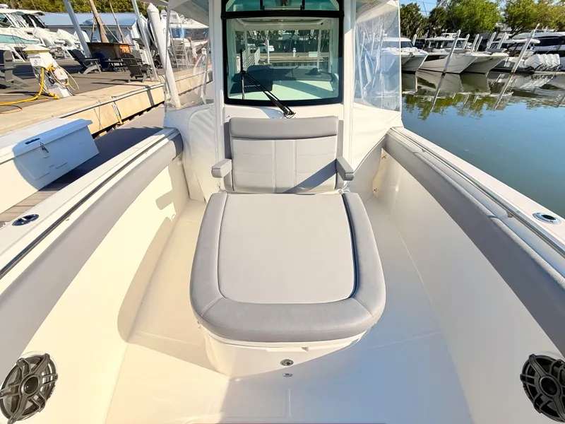 Slide: The Image of Boston Whaler 330 Outrage 2026 - 24