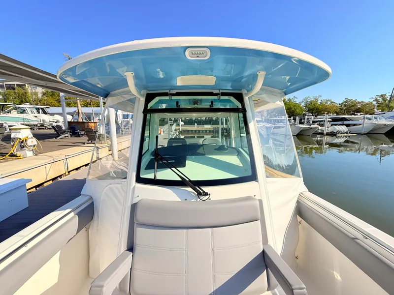 Slide: The Image of Boston Whaler 330 Outrage 2026 - 28