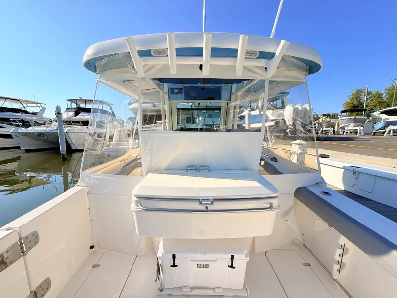 Slide: The Image of Boston Whaler 330 Outrage 2026 - 30