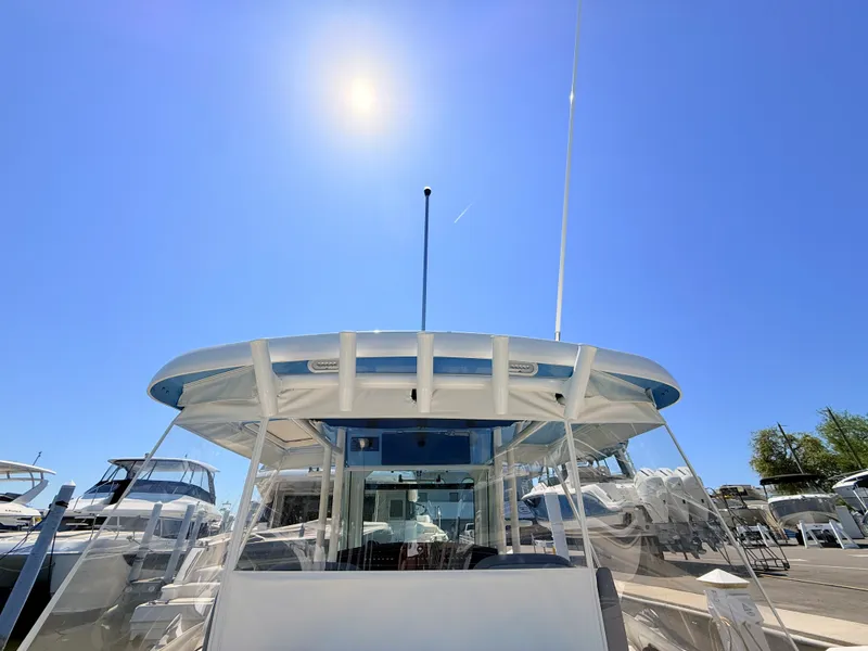 Slide: The Image of Boston Whaler 330 Outrage 2026 - 31