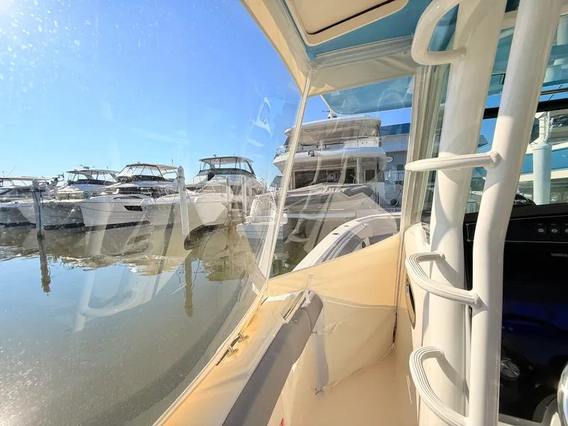 Slide: The Image of Boston Whaler 330 Outrage 2026 - 36