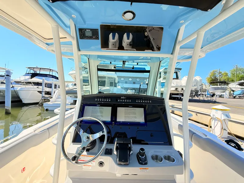 Slide: The Image of Boston Whaler 330 Outrage 2026 - 42