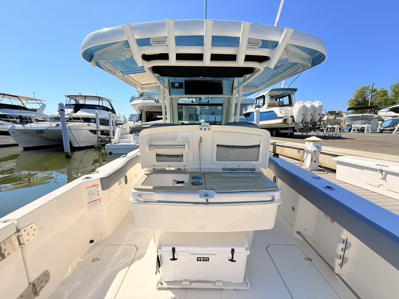Slide: The Image of Boston Whaler 330 Outrage 2026 - 46