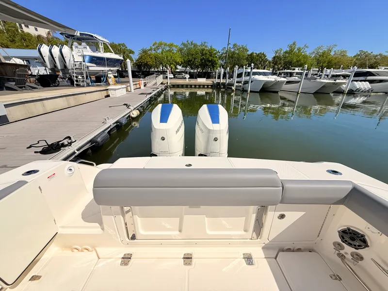 Slide: The Image of Boston Whaler 330 Outrage 2026 - 47