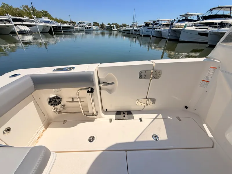 Slide: The Image of Boston Whaler 330 Outrage 2026 - 49