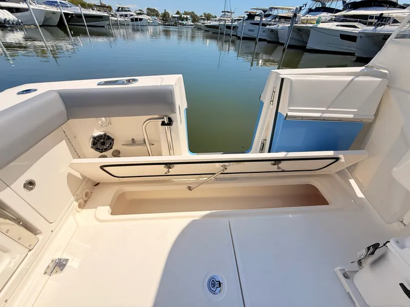 Slide: The Image of Boston Whaler 330 Outrage 2026 - 51